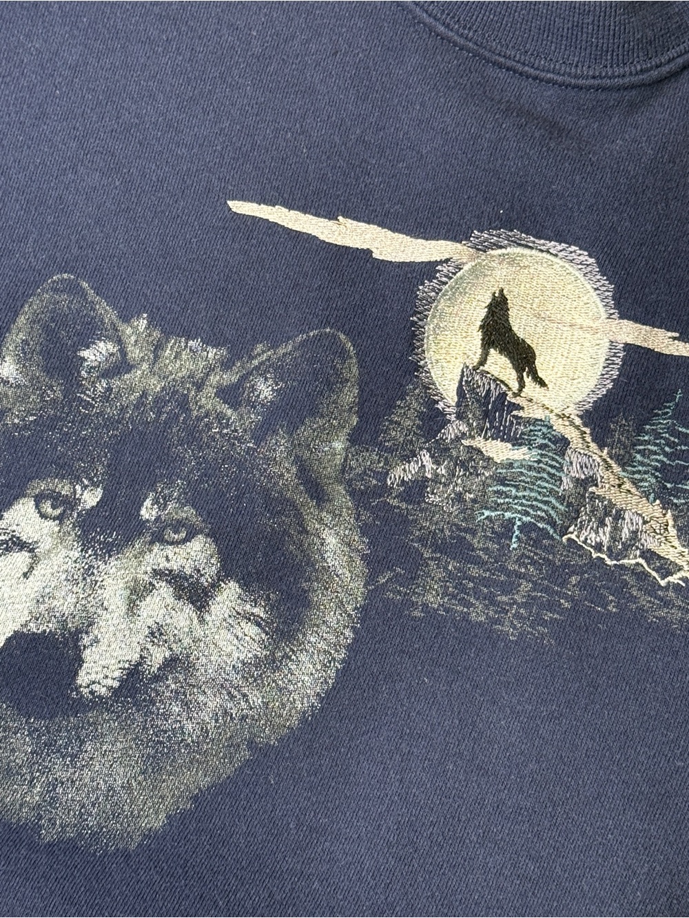 Men's Crewneck Sweatshirt with Wolf Graphic - Navy - Picture 3 of 4
